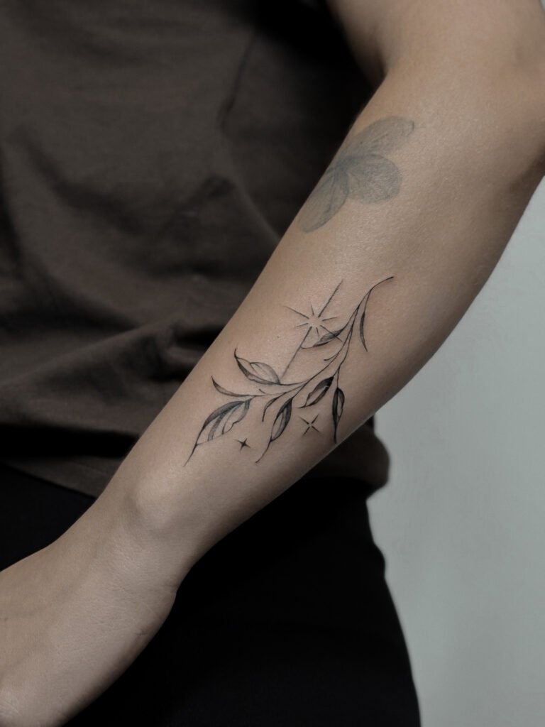 Pierwsza praca kursantki wykonana podczas szkolenia tatuażu. Delikatny tatuaż fineline z motywem roślinnym i subtelnymi detalami, stworzony w ramach nauki technik tatuowania.